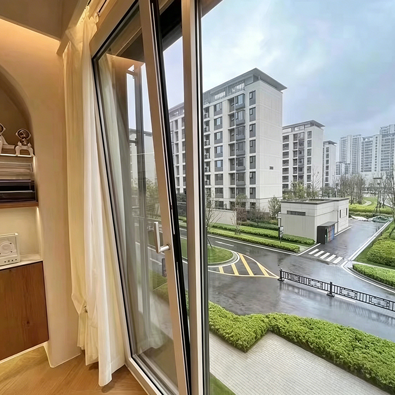 Cửa sổ hướng vào trong